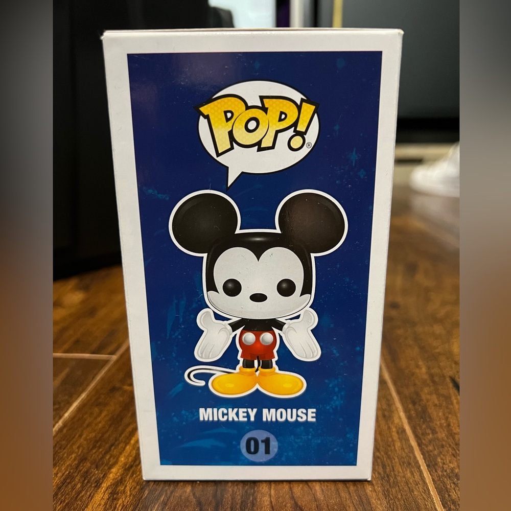 Funko Pop Disney #01 Mickey Mouse (Gold) Barnes & Noble Exclusive - Picture 3 of 6